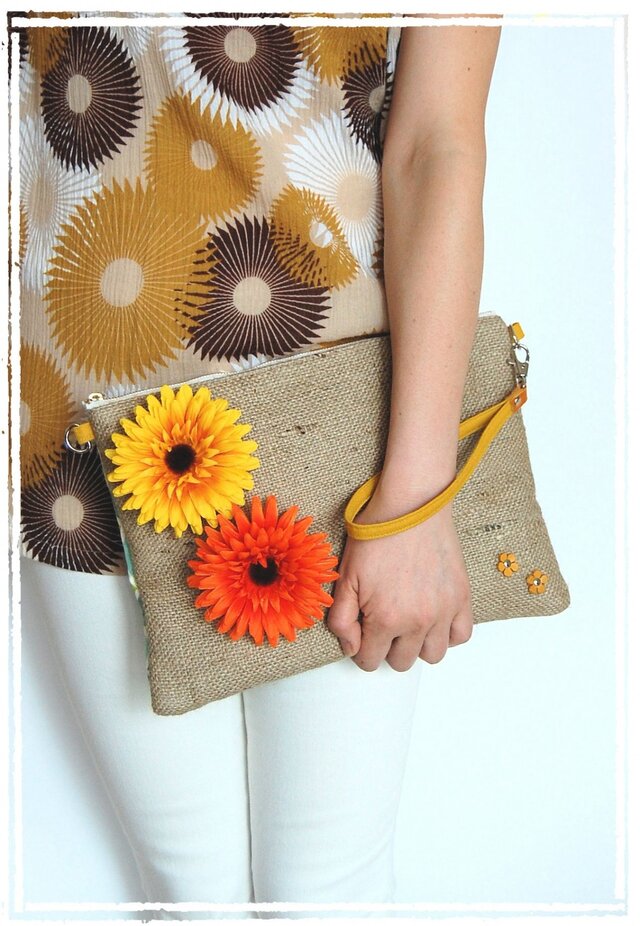 ２デザイン・ガーベラモチーフ・クラッチバッグ