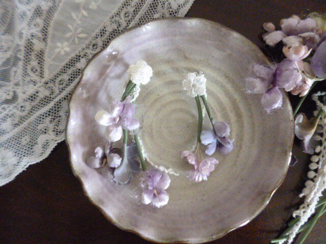 染め花*すみれのループイヤリングの画像1枚目