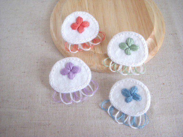 <受注制作>くらげの刺繍ブローチ ミズクラゲ / 紫の画像1枚目