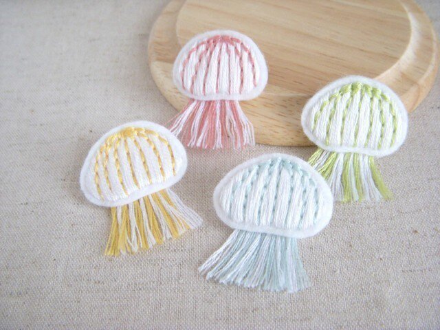 <受注制作>くらげの刺繍ブローチ アカクラゲ/ 黄緑の画像1枚目
