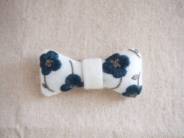<受注制作>ribbon brooch / 花柄blueの画像1枚目