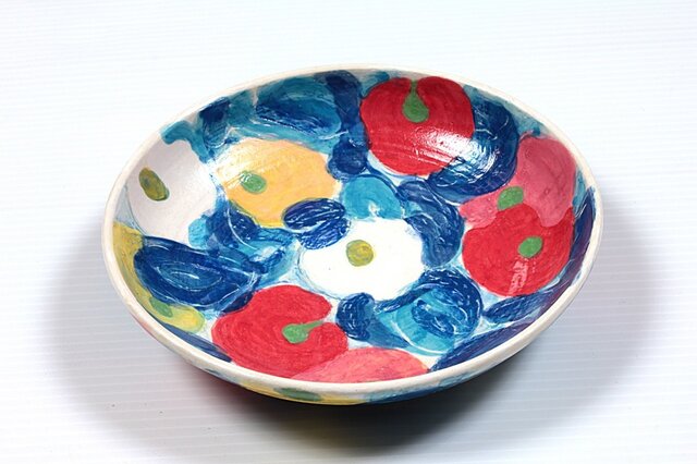 椿紋様(青い葉)の釉下色絵皿の画像1枚目