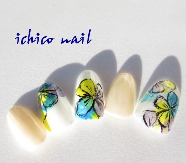 強く美しく・・・大胆で艶やかな花のネイルアート/青系の画像1枚目