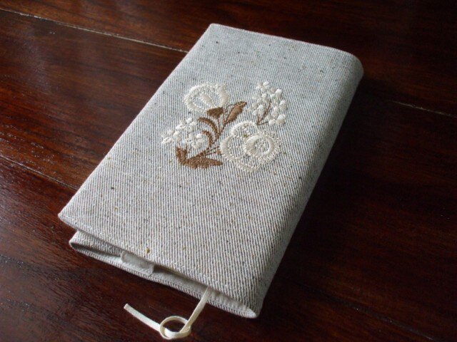 花刺繍の新書本ブックカバー ベージュの画像1枚目