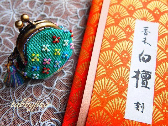 ビーズ編みがま口-香り小花 | iichi 日々の暮らしを心地よくする