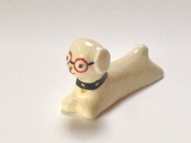 犬の箸置き/置物(黒の首輪、メガネ)の画像1枚目