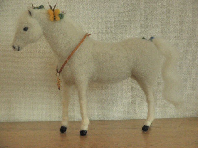 フェルトの馬 芦毛 幸せを運ぶ馬の画像1枚目