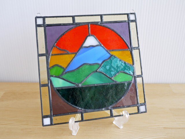 春の富士山のステンドグラスパネル 生徒さんの作品。富士山のパネル | ステンドグラス工房オクノシオ