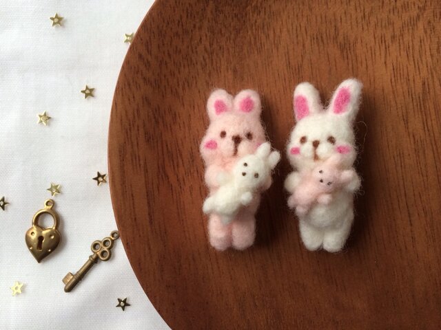 抱っこうさぎのブローチ ぴんくの画像1枚目