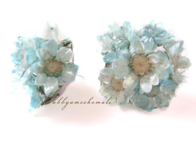 小さな花束のピアス-青-の画像1枚目