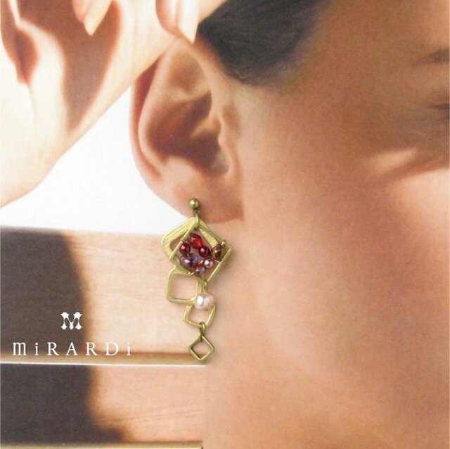 シースルービジューのスクエアピアス/イヤリング<レッド>の画像1枚目