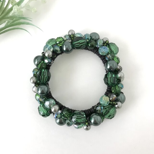 エメラルド グリーン の クロッシェ シュシュ 緑 深緑 かぎ針編み