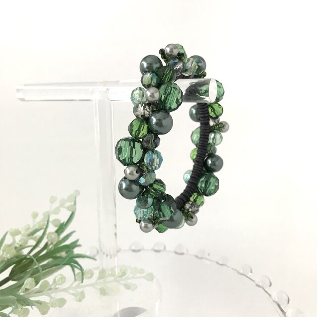 ヘアゴム   鮮やか☆グリーン大ぶりビーズ＆ブラック エメラルド グリーン の クロッシェ シュシュ 緑 深緑 かぎ針編み