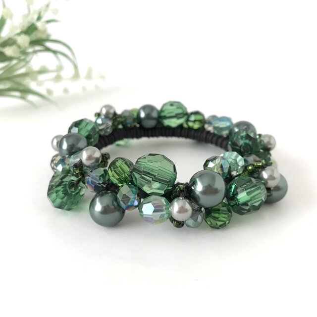 エメラルド グリーン の クロッシェ シュシュ 緑 深緑 かぎ針編み