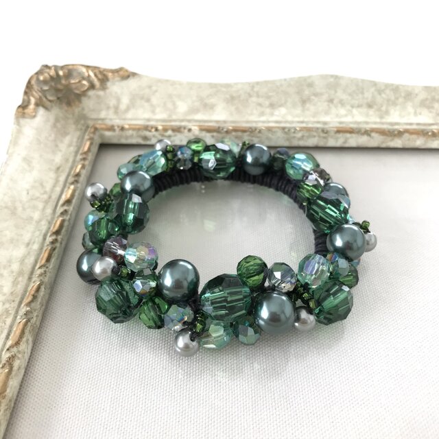 エメラルド グリーン の クロッシェ シュシュ 緑 深緑 かぎ針編み