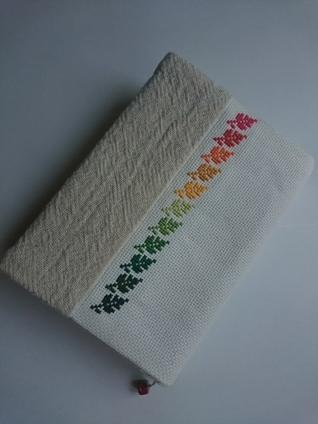 読書の秋に 手刺繍 クロスステッチのブックカバーの画像1枚目