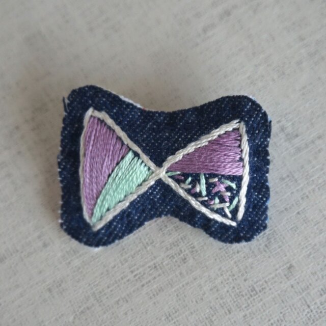 手刺繍ブローチ「リボン2」の画像1枚目
