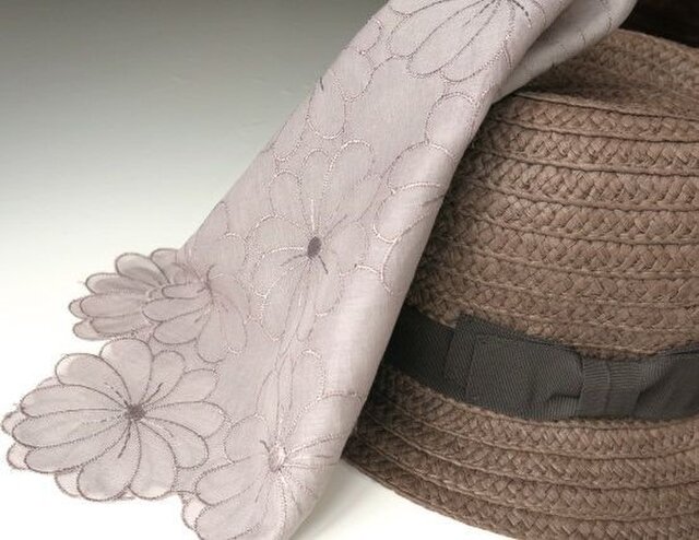 草木染め刺繍ハンカチ マーガレット パープルグレイの画像1枚目