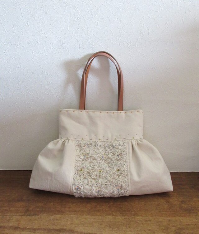 8月の新作／シルク糸模様の白いかばん