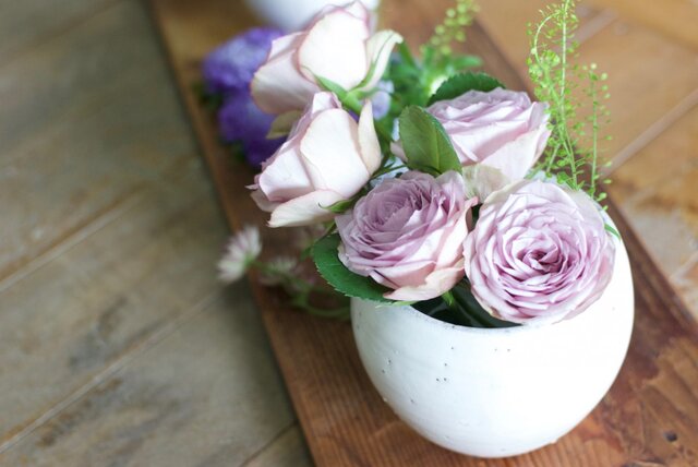 白い陶器の花器の画像1枚目