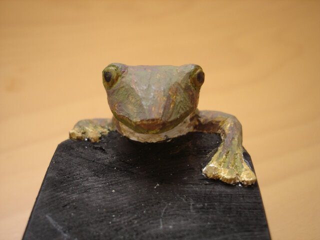 木彫りの蛙 かじかガエルの画像1枚目