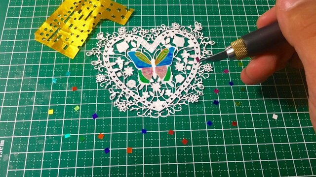 切り絵 ハートと幸せな可愛い蝶 【額つき】ギフト プレゼント