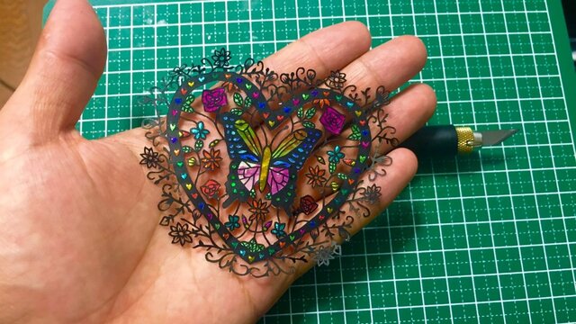 切り絵 ハートと幸せな可愛い蝶 【額つき】ギフト プレゼント