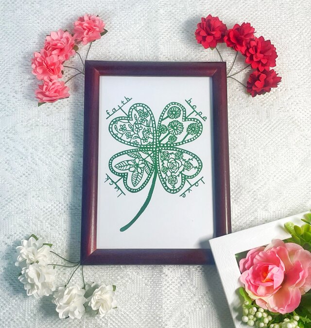 切り絵 幸せな四葉のクローバー（黄緑）【額つき】ギフト プレゼント