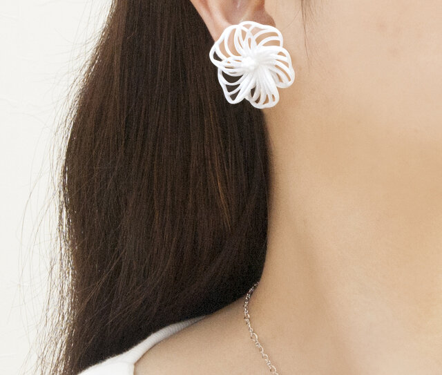 ハイビスカス・ライン・ピアス | iichi 日々の暮らしを心地よくする