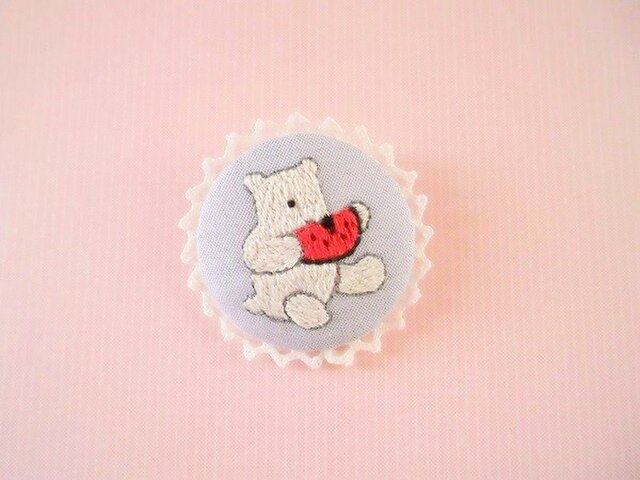 かわいい白くまの刺繍ブローチの画像1枚目