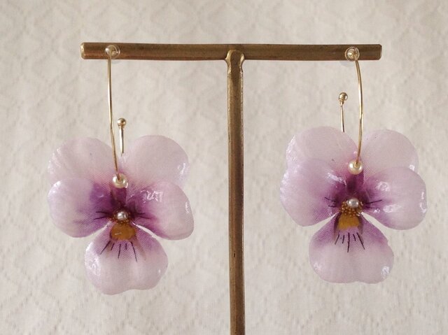 染め花を樹脂加工したビオラのフープピアス(M・薄紫&赤紫)の画像1枚目