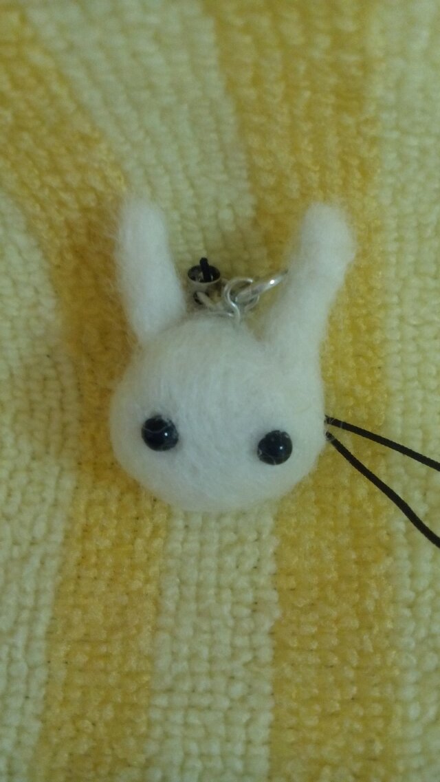 ミニ白うさぎのストラップの画像1枚目