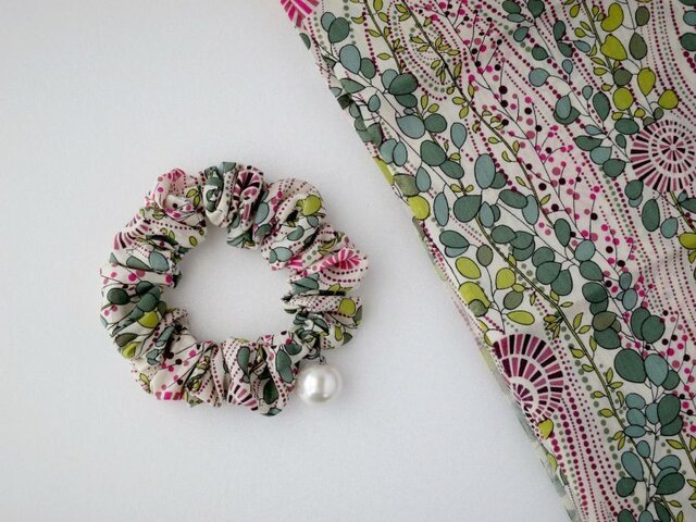 シュシュ(Liberty:Pink Ivy)受注製作の画像1枚目