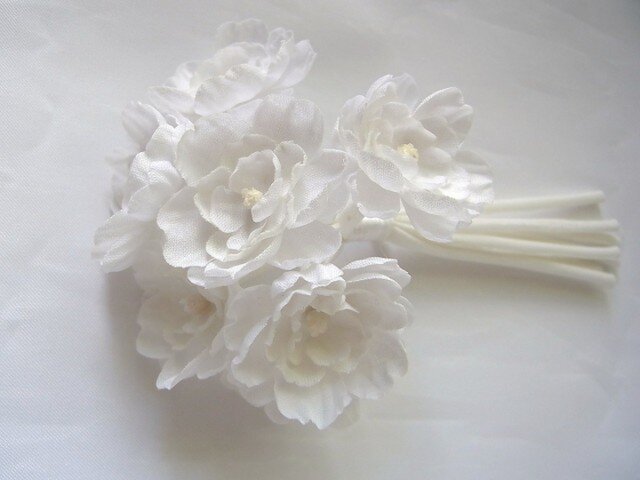 まっ白い小花の斜茎コサージュの画像1枚目