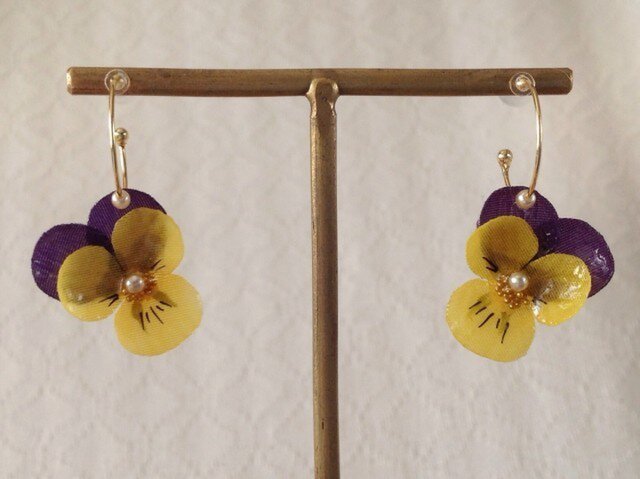 染め花を樹脂加工したビオラのフープピアス(SS・紫黄色)の画像1枚目