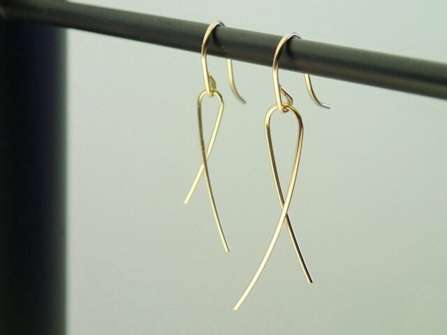 14kgf cross line ピアス アシンメトリの画像1枚目