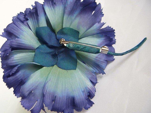 青紫色のカーネーションコサージュ（小） | iichi 日々の暮らし