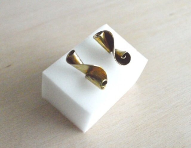 Twisted Brass Earring Lの画像1枚目