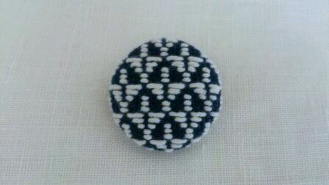 こぎん刺し ブローチ(直径 3.0cm)の画像1枚目
