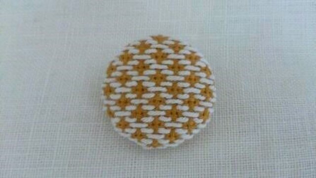 こぎん刺し ブローチ(直径 3.0cm)の画像1枚目