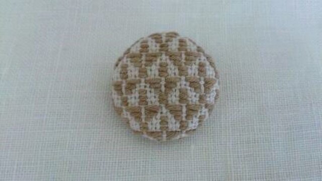 こぎん刺し ブローチ(直径 3.0cm)の画像1枚目