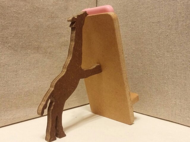 キリンが支える携帯・スマホスタンド ナチュラルの画像1枚目