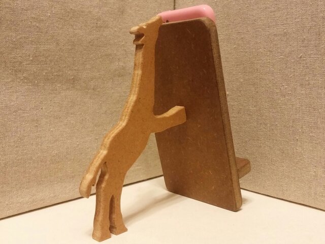 キリンが支える携帯・スマホスタンド 濃茶の画像1枚目