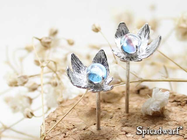 Fused glass flower pierce 'soraneko'の画像1枚目
