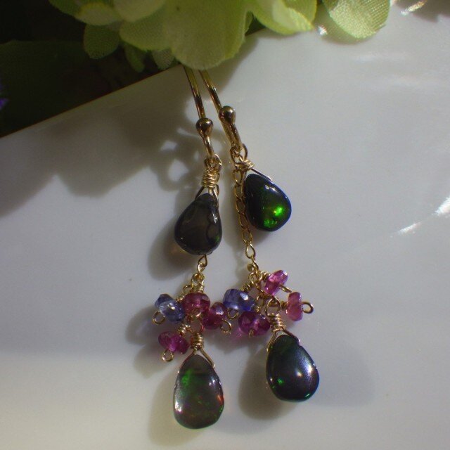 Sold:ブラックオパール×ルベライトトルマリンのピアスの画像1枚目