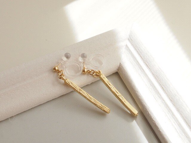Earrings mat gold stickの画像1枚目
