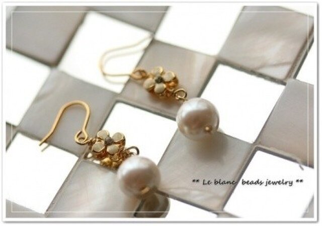 プチフラワー&パールピアス(white)の画像1枚目