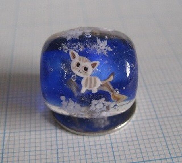 とんぼ玉 猫と雪の画像1枚目