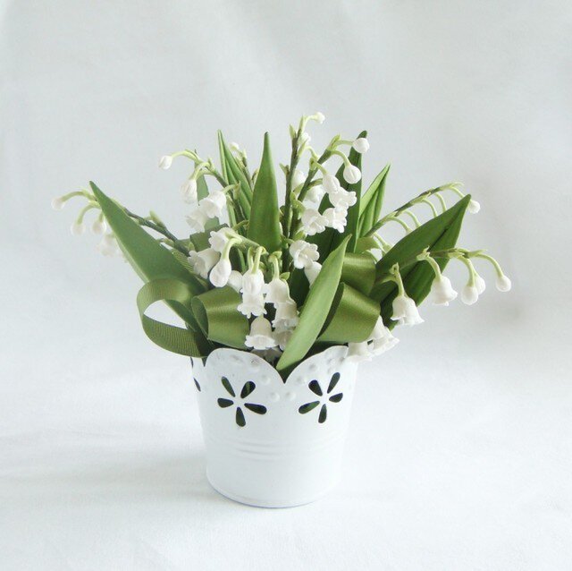 小さな植木鉢 清楚なスズランの画像1枚目
