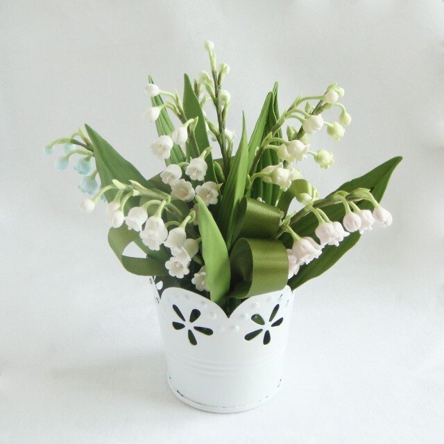 小さな植木鉢 カラフルなスズランの画像1枚目